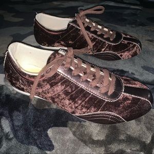 Women’s 8 BRIDGEWATER STUDIO Vintage Y2K Brown Crushed Velvet Fashion Sneakers